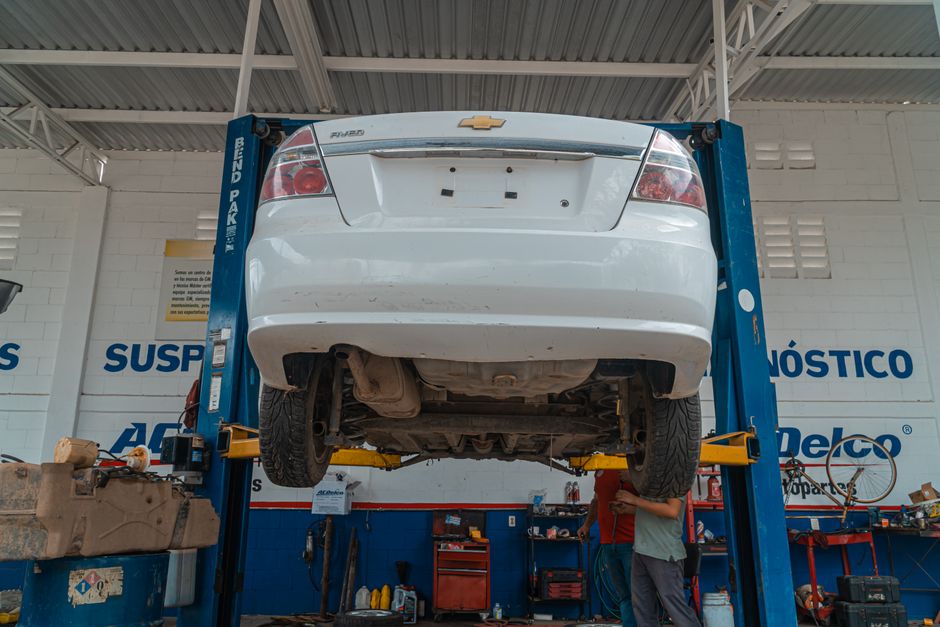 Radionica Autoservis Brzi — vozilo na dizalici, mehaničar pri popravku